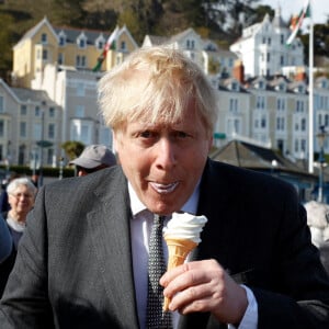 Boris Johnson en train de se délecter d'une glace