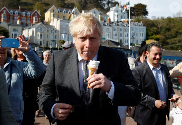 Boris Johnson en train de se délecter d'une glace