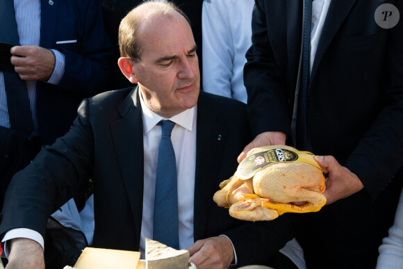 Jean Castex face à un poulet