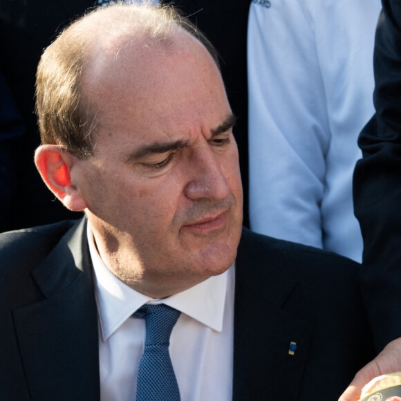 Jean Castex face à un poulet