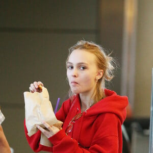 Voici les 6 meilleurs aliments pour améliorer sa mémoire et réduire son anxiété.
Lily-Rose Depp fait la queue au comptoir "The Coffee Bean" à l'aéroport de Los Angeles, commande puis mange un snack avec une boisson rapidement avant d'aller prendre un avion accompagnée de son garde du corps le 22 mai 2016.