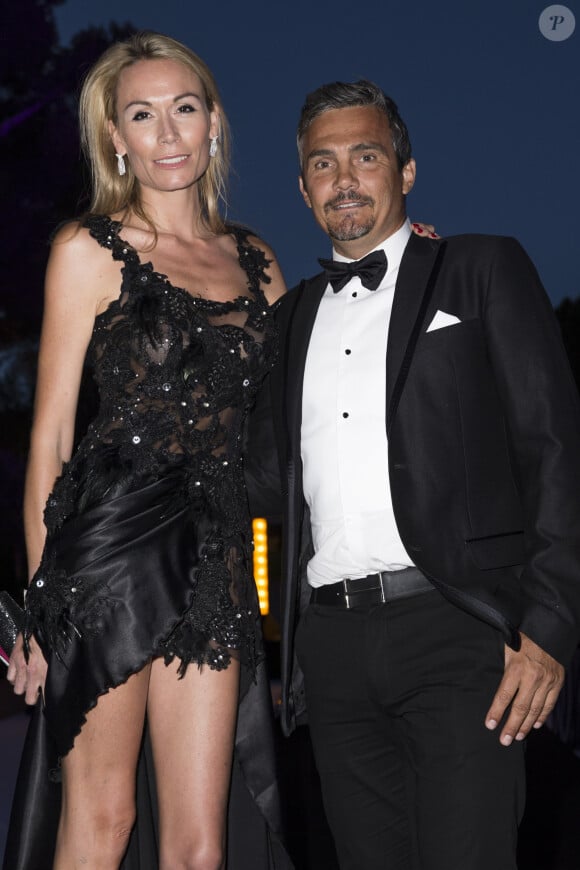 Pas de quoi gêner Richard Virenque et Marie-Laure, toujours aussi amoureux !

Richard Virenque et sa compagne Marie-Laure - Soirée de Grisogono à l'hôtel Eden Roc au Cap d'Antibes lors du 68ème Festival International du film de Cannes. Le 19 mai 2015