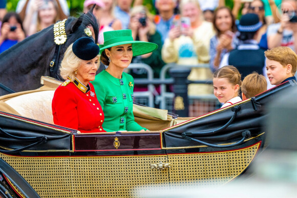 La reine consort, Camilla Parker Bowles, Kate Catherine Middleton, princesse de Galles, le prince George, le prince Louis et la princesse Charlotte de Galles - La famille royale d'Angleterre lors du défilé "Trooping the Colour" à Londres. Le 17 juin 2023
