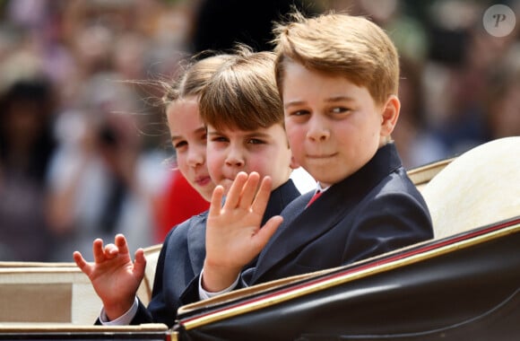 George de Galles fête ses 10 ans ce samedi.
La princesse Charlotte, le prince Louis et le prince George de Galles - La famille royale d'Angleterre lors du défilé "Trooping the Colour" à Londres.