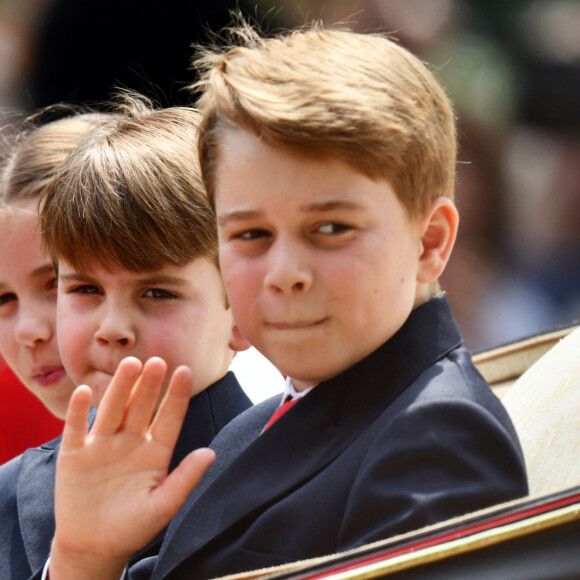 George de Galles fête ses 10 ans ce samedi.
La princesse Charlotte, le prince Louis et le prince George de Galles - La famille royale d'Angleterre lors du défilé "Trooping the Colour" à Londres.