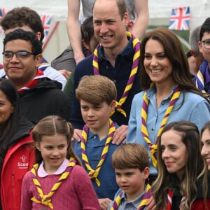 En revanche, pour une fois, ce n'est pas Kate Middleton qui a photographié son fils. 
Le prince William, prince de Galles, et Catherine (Kate) Middleton, princesse de Galles, Le prince George de Galles, La princesse Charlotte de Galles, Le prince Louis de Galles - Le prince et la princesse de Galles, accompagnés de leurs enfants, participent à la journée du bénévolat "Big Help Out" à Slough, le 8 mai 2023. 