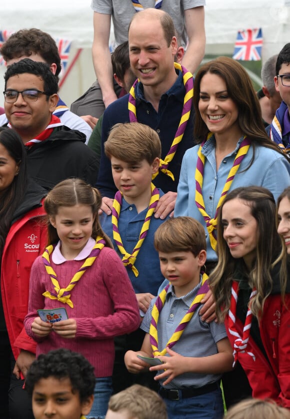 En revanche, pour une fois, ce n'est pas Kate Middleton qui a photographié son fils. 
Le prince William, prince de Galles, et Catherine (Kate) Middleton, princesse de Galles, Le prince George de Galles, La princesse Charlotte de Galles, Le prince Louis de Galles - Le prince et la princesse de Galles, accompagnés de leurs enfants, participent à la journée du bénévolat "Big Help Out" à Slough, le 8 mai 2023. 