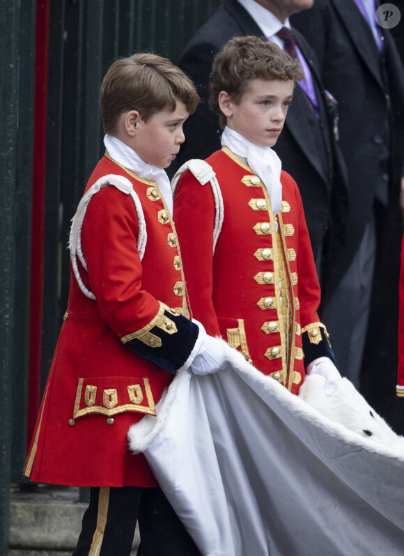 Le prince George de Galles, la princesse Charlotte de Galless - La famille royale britannique salue la foule sur le balcon du palais de Buckingham lors de la cérémonie de couronnement du roi d'Angleterre à Londres le 5 mai 2023. 