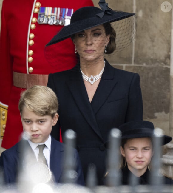 Catherine (Kate) Middleton, princesse de Galles, Le prince George de Galles, La princesse Charlotte de Galles - Procession du cercueil de la reine Elizabeth II d'Angleterre de Wesminster Hall où il était exposé au public, jusqu'à l'Abbaye de Westminster. Le cercueil est installé sur l'affût du canon, puis tiré par 142 marins de la Royal Navy à l'aide de cordages, dans la plus pure tradition de la monarchie britannique. Cette tradition remonte aux funérailles d'Etat de la reine Victoria en février 1901. Londres, le 19 septembre 2022. 