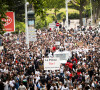 Celui-ci avait tué le jeune Nahel, provoquant de grandes manifestations.
Mounia, la mère de Nahel en ouverture de cortège sur le camion lors de la marche blanche organisée en hommage à Nahel jeune homme tué par un policier après un refus d'obtempérer, à Nanterre, France, le 29 juin 2023. 6 200 personnes sont présentes, selon la police. © Jean-Baptiste Autissier/Panoramic/bestimage 