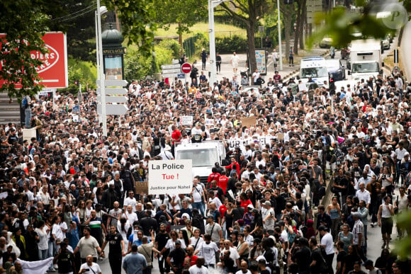 Celui-ci avait tué le jeune Nahel, provoquant de grandes manifestations.
Mounia, la mère de Nahel en ouverture de cortège sur le camion lors de la marche blanche organisée en hommage à Nahel jeune homme tué par un policier après un refus d'obtempérer, à Nanterre, France, le 29 juin 2023. 6 200 personnes sont présentes, selon la police. © Jean-Baptiste Autissier/Panoramic/bestimage 