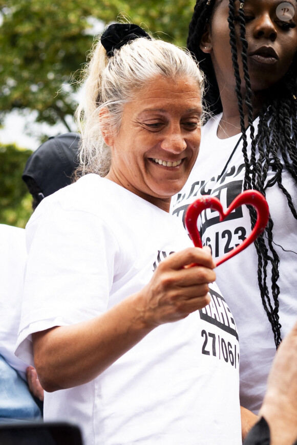 Mounia, la mère de Nahel en ouverture de cortège sur le camion lors de la marche blanche organisée en hommage à Nahel jeune homme tué par un policier après un refus d'obtempérer, à Nanterre, France, le 29 juin 2023. 6 200 personnes sont présentes, selon la police. © Jean-Baptiste Autissier/Panoramic/bestimage 