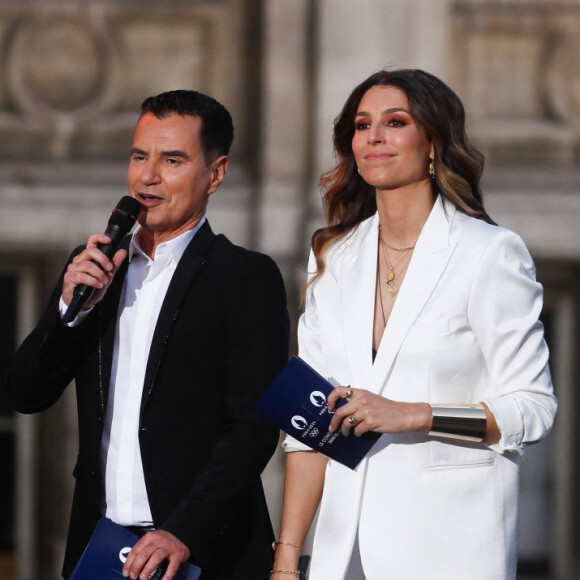 Exclusif - Tony Estanguet (pdt du Comité Olympique et paralympique), Anne Hidalgo (maire de Paris), Laurent Luyat et Laury Thilleman - Enregistrement de l'émission "Paris 2024 le concert événement...dans un an les jeux" sur le parvis de l'Hôtel de Ville de Paris, diffusée le 25 juillet sur France 2 à 21h10. Le 3 juillet 2023 © Tiziano Da Silva-Christophe Clovis / Bestimage Paris 2024 le concert événement Dans un an, les Jeux ! Présenté par L.Thilleman, L.Luyat avec la participation de T.Estanguet Mardi 25 juillet à 21.10 À un an du lancement des Jeux Olympiques et Paralympiques, artistes et athlètes nous donnent rendez-vous pour fêter la magie des Jeux ! Depuis le parvis de l'hôtel de Ville de Paris et des futurs sites emblématiques de Paris 2024, la Tour Eiffel, Versailles, le Trocadéro, la Seine... Ce grand show réunira le temps d'un soir la musique et le sport, à travers des live et tableaux d'exception. Tout au long de la soirée, artistes et sportifs se dépasseront à travers des performances en musique, pour aller toujours plus haut, plus fort, plus loin et célébrer les valeurs fondamentales de l'olympisme ! Un événement pour nous offrir un avant-goût de l'arrivée des Jeux Olympiques et Paralympiques de 2024 ! 