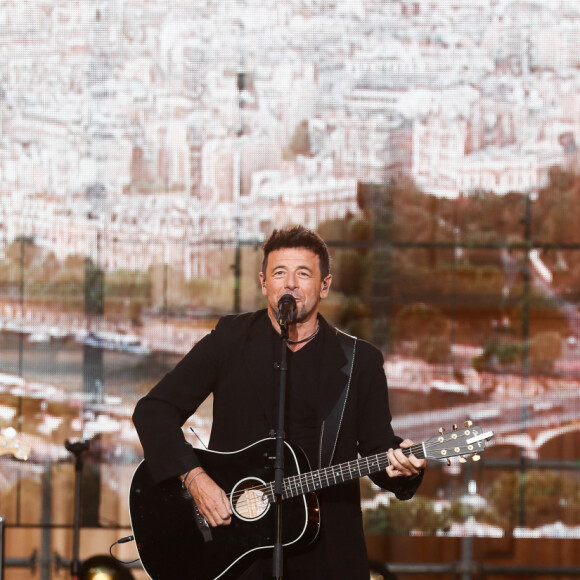 De son côté, Patrick Bruel s'est littéralement déchaîné sur scène
Exclusif - Patrick Bruel - Enregistrement de l'émission "Paris 2024 le concert événement...dans un an les jeux" sur le parvis de l'Hôtel de Ville de Paris, diffusée le 25 juillet sur France 2 à 21h10. Le 3 juillet 2023 © Tiziano Da Silva-Christophe Clovis / Bestimage Paris 2024 le concert événement Dans un an, les Jeux ! Présenté par L.Thilleman, L.Luyat avec la participation de T.Estanguet Mardi 25 juillet à 21.10 À un an du lancement des Jeux Olympiques et Paralympiques, artistes et athlètes nous donnent rendez-vous pour fêter la magie des Jeux ! Depuis le parvis de l'hôtel de Ville de Paris et des futurs sites emblématiques de Paris 2024, la Tour Eiffel, Versailles, le Trocadéro, la Seine... Ce grand show réunira le temps d'un soir la musique et le sport, à travers des live et tableaux d'exception. Tout au long de la soirée, artistes et sportifs se dépasseront à travers des performances en musique, pour aller toujours plus haut, plus fort, plus loin et célébrer les valeurs fondamentales de l'olympisme ! Un événement pour nous offrir un avant-goût de l'arrivée des Jeux Olympiques et Paralympiques de 2024 ! 