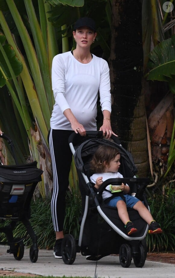Karlie Kloss a annoncé son accouchement sur Instagram le dimanche 23 juillet 2023
Exclusif - Karlie Kloss, enceinte de son deuxième enfant, se promène avec son fils Levi et des amis à Miami, le 3 juin 2023. Merci de flouter le visage des enfants avant parution. 