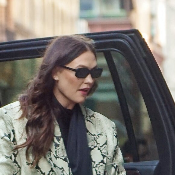 Exclusif - Karlie Kloss à New York City, New York, Etats-Unis, le 20 avril 2023 Le mannequin américain portait une veste en peau de serpent, une robe noire et des talons. 