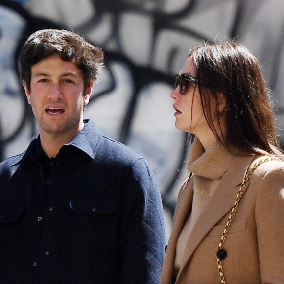 Joshua Kushner et sa femme Karlie Kloss se promènent à New York, le 2 avril 2023. 
