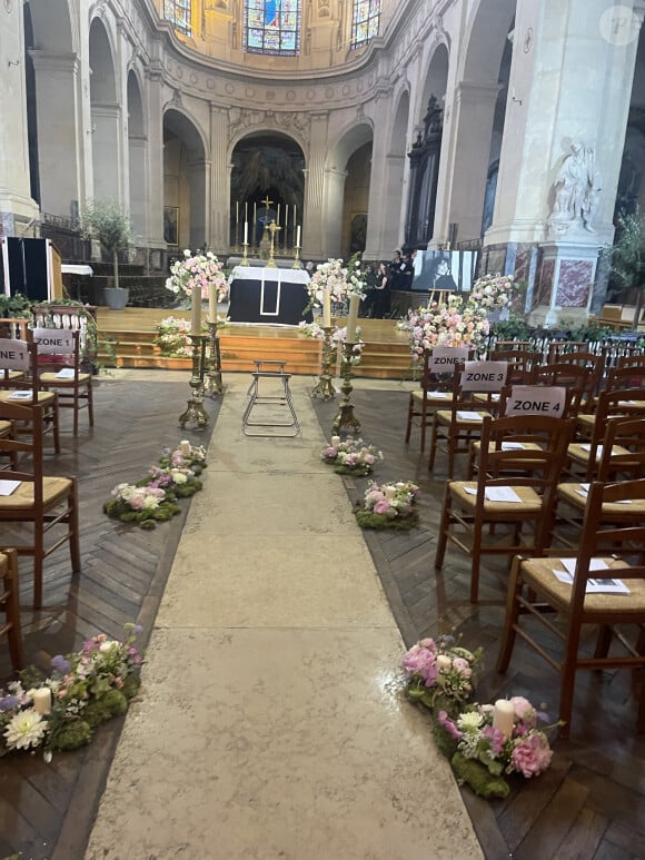 Illustration de l'intérieur de l'église Saint-Roch à l'occasion des obsèques de Jane Birkin à Paris le 24 juillet 2023. © Christophe Clovis/Bestimage