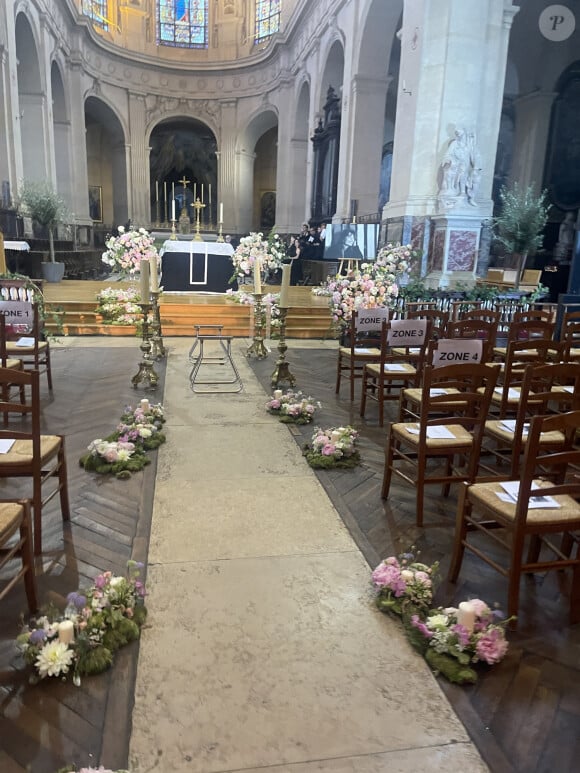 Illustration de l'intérieur de l'église Saint-Roch à l'occasion des obsèques de Jane Birkin à Paris le 24 juillet 2023. © Christophe Clovis/Bestimage