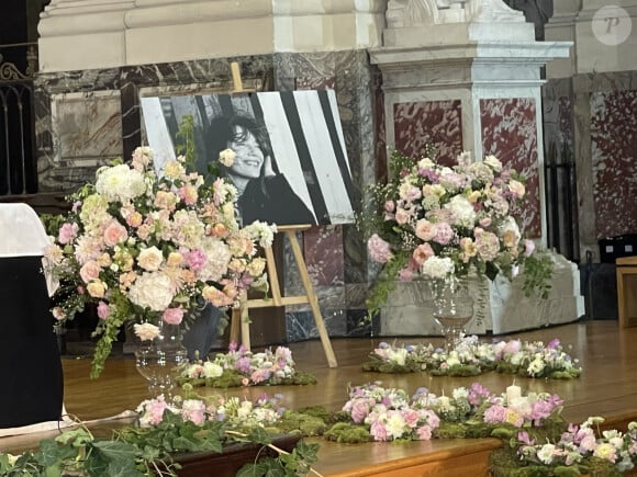 Illustration de l'intérieur de l'église Saint-Roch à l'occasion des obsèques de Jane Birkin à Paris le 24 juillet 2023. © Christophe Clovis/Bestimage