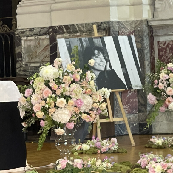 Illustration de l'intérieur de l'église Saint-Roch à l'occasion des obsèques de Jane Birkin à Paris le 24 juillet 2023. © Christophe Clovis/Bestimage