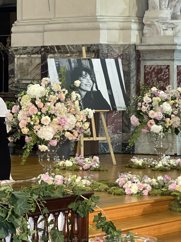 Illustration de l'intérieur de l'église Saint-Roch à l'occasion des obsèques de Jane Birkin à Paris le 24 juillet 2023. © Christophe Clovis/Bestimage