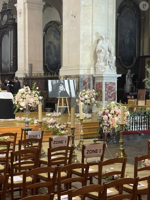 Illustration de l'intérieur de l'église Saint-Roch à l'occasion des obsèques de Jane Birkin à Paris le 24 juillet 2023. © Christophe Clovis/Bestimage