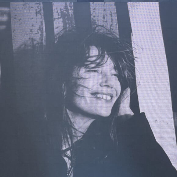 Illustration de l'écran géant devant l'église Saint-Roch, à l'occasion des obsèques de Jane Birkin à Paris le 24 juillet 2023. © Christophe Clovis/Bestimage