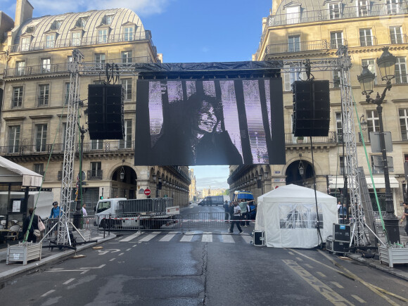 Illustration de l'écran géant devant l'église Saint-Roch, à l'occasion des obsèques de Jane Birkin à Paris le 24 juillet 2023. © Christophe Clovis/Bestimage