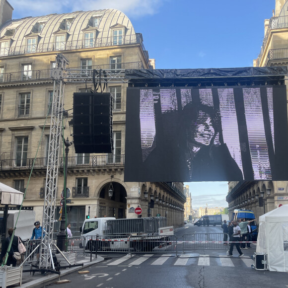 Illustration de l'écran géant devant l'église Saint-Roch, à l'occasion des obsèques de Jane Birkin à Paris le 24 juillet 2023. © Christophe Clovis/Bestimage