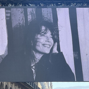 Illustration de l'écran géant devant l'église Saint-Roch, à l'occasion des obsèques de Jane Birkin à Paris le 24 juillet 2023. © Christophe Clovis/Bestimage