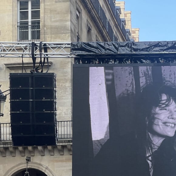 Illustration de l'écran géant devant l'église Saint-Roch, à l'occasion des obsèques de Jane Birkin à Paris le 24 juillet 2023. © Christophe Clovis/Bestimage