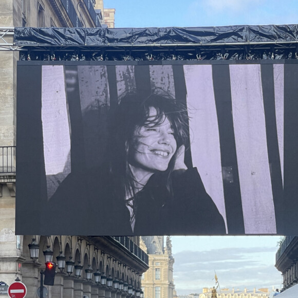 Illustration de l'écran géant devant l'église Saint-Roch, à l'occasion des obsèques de Jane Birkin à Paris le 24 juillet 2023. © Christophe Clovis/Bestimage