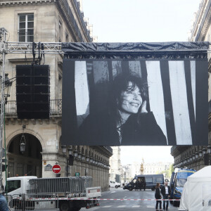 Illustration de l'écran géant devant l'église Saint-Roch, à l'occasion des obsèques de Jane Birkin à Paris le 24 juillet 2023. © Christophe Clovis/Bestimage