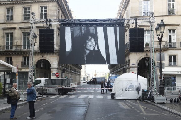 Illustration de l'écran géant devant l'église Saint-Roch, à l'occasion des obsèques de Jane Birkin à Paris le 24 juillet 2023. © Christophe Clovis/Bestimage