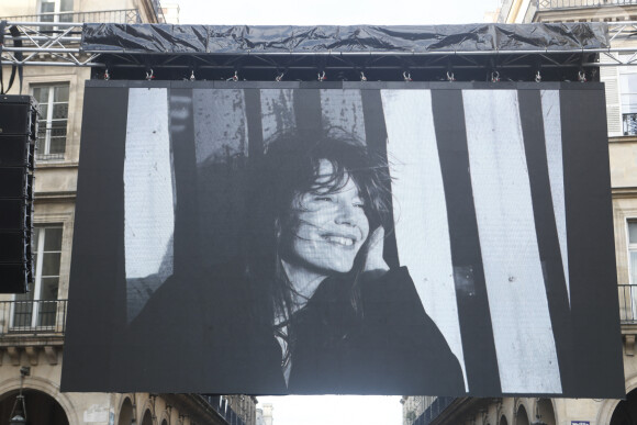 Illustration de l'écran géant devant l'église Saint-Roch, à l'occasion des obsèques de Jane Birkin à Paris le 24 juillet 2023. © Christophe Clovis/Bestimage
