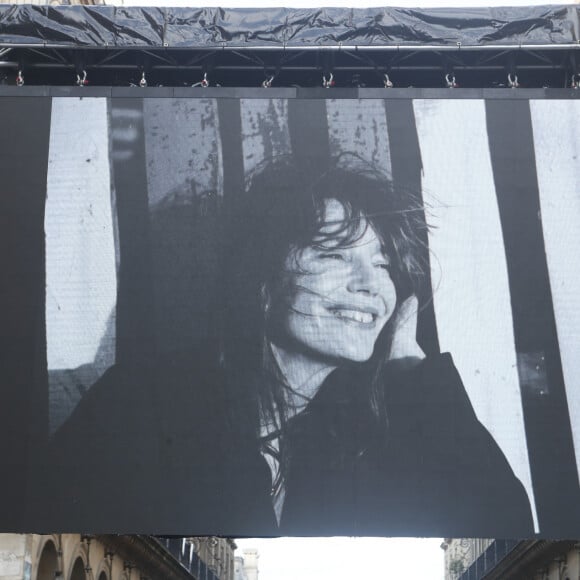 Illustration de l'écran géant devant l'église Saint-Roch, à l'occasion des obsèques de Jane Birkin à Paris le 24 juillet 2023. © Christophe Clovis/Bestimage