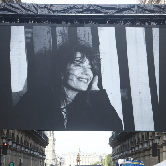 Illustration de l'écran géant devant l'église Saint-Roch, à l'occasion des obsèques de Jane Birkin à Paris le 24 juillet 2023. © Christophe Clovis/Bestimage