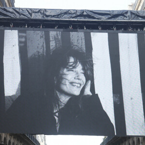 Illustration de l'écran géant devant l'église Saint-Roch, à l'occasion des obsèques de Jane Birkin à Paris le 24 juillet 2023. © Christophe Clovis/Bestimage