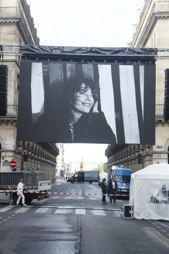 Illustration de l'écran géant devant l'église Saint-Roch, à l'occasion des obsèques de Jane Birkin à Paris le 24 juillet 2023. © Christophe Clovis/Bestimage