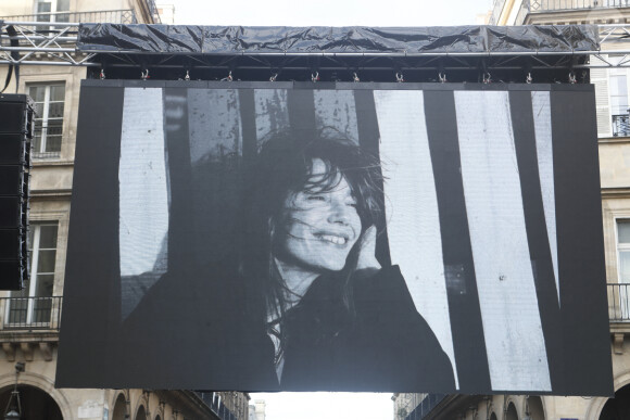 Illustration de l'écran géant devant l'église Saint-Roch, à l'occasion des obsèques de Jane Birkin à Paris le 24 juillet 2023. © Christophe Clovis/Bestimage