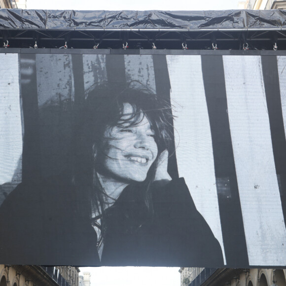 Illustration de l'écran géant devant l'église Saint-Roch, à l'occasion des obsèques de Jane Birkin à Paris le 24 juillet 2023. © Christophe Clovis/Bestimage