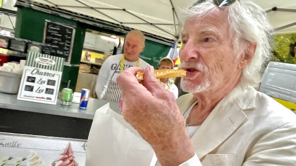 PHOTOS Hugues Aufray, 93 ans et amoureux de sa jeune compagne : le couple s'éclate sur le Tour de France