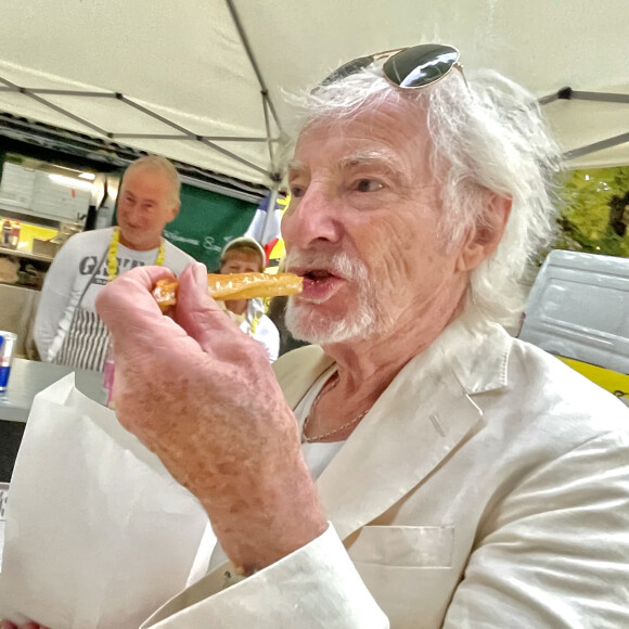 Le chanteur de 93 ans était présent sur la dernière étape du Tour de France, ce dimanche 23 juillet

Hugues Aufray - People à l'arrivée de la dernière étape du Tour de France 2023 entre Saint-Quentin-en-Yvelines et les Champs-Elysées à Paris. © Fabien Faure/bestimage