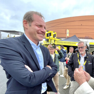 Hugues Aufray a également pu échanger quelques mots avec Christian Prudhomme, le directeur de la Grande Boucle
 
Christian Prudhomme, Hugues Aufray - People à l'arrivée de la dernière étape du Tour de France 2023 entre Saint-Quentin-en-Yvelines et les Champs-Elysées à Paris le 23 juillet 2023. © Fabien Faure/bestimage