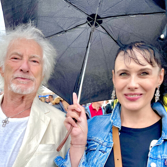 Le couple a pu profiter de l'arrivée des coureurs à Paris
 
Hugues Aufray et sa compagne Muriel - People à l'arrivée de la dernière étape du Tour de France 2023 entre Saint-Quentin-en-Yvelines et les Champs-Elysées à Paris le 23 juillet 2023. © Fabien Faure/bestimage