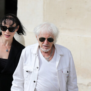 Hugues Aufray et sa compagne Muriel lors de la cérémonie d’hommage national à Jean-Paul Belmondo à l’Hôtel des Invalides à Paris, France, le 9 septembre 2021. © Dominique Jacovides/Bestimage