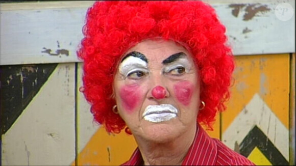 Claudette : pas très heureuse malgré son costume de clown