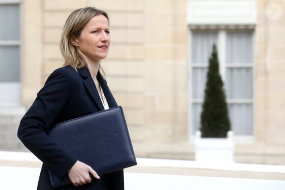 Ministre chargée de l'Égalité entre les femmes et les hommes et de la Lutte contre les discriminations, Bérangère Couillard a voulu adresser un message aux Bleues
 
Bérangère Couillard, secrétaire d'Etat auprès du ministre de la Transition écologique et de la Cohésion des territoires, chargée de l'Ecologie à la sortie du conseil des ministres, au palais de l'Elysée, Paris, le 26 avril 2023 © Stéphane Lemouton / Bestimage