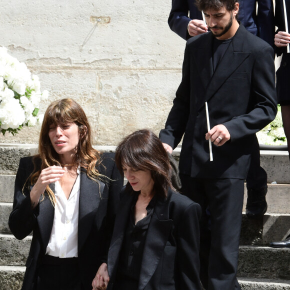 Lou Doillon, Charlotte Gainsbourg, Ben Attal - Sorties des obsèques de Jane Birkin en l'église Saint-Roch à Paris. Le 24 juillet 2023 © Jacovides-KD Niko / Bestimage 